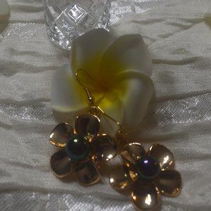 Hamilton Gold Polynesian-Hawaiian Plumeria Earrings with Pearl